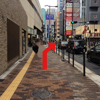 そのまま直進し、交差点を渡り左折