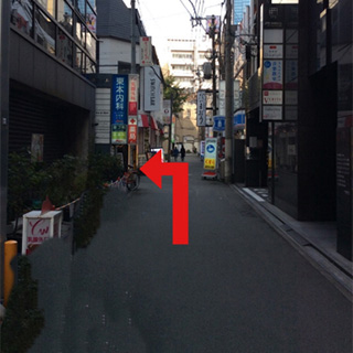 そのまま直進し、ひとつめの角を左折